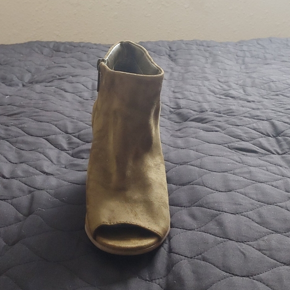 Pea green heels - Picture 2 of 4